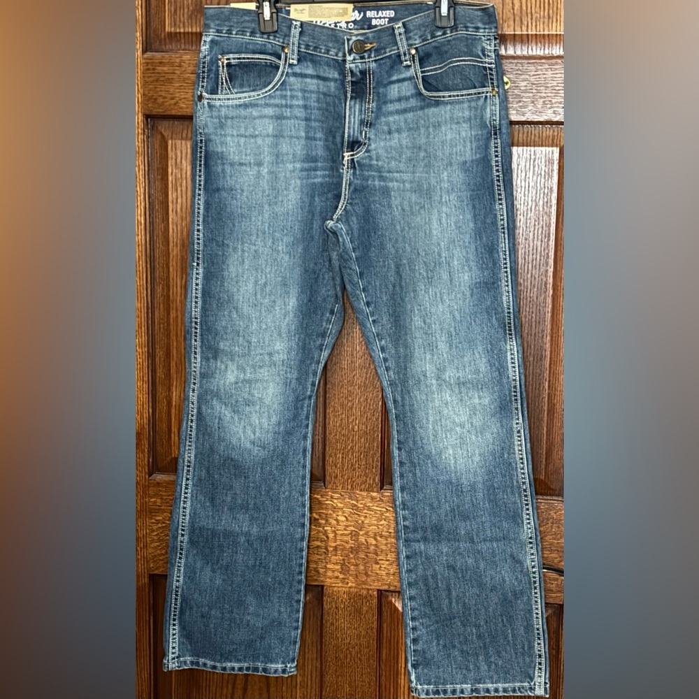 NWT Wranglers Men’s Retro Relaxed Boot Distressed Jeans 34x32